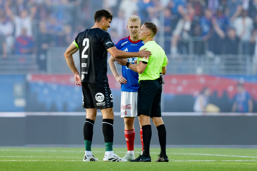 Dommeren truffet av fyrverkeri: –⁠ Forventer en tydelig reaksjon
