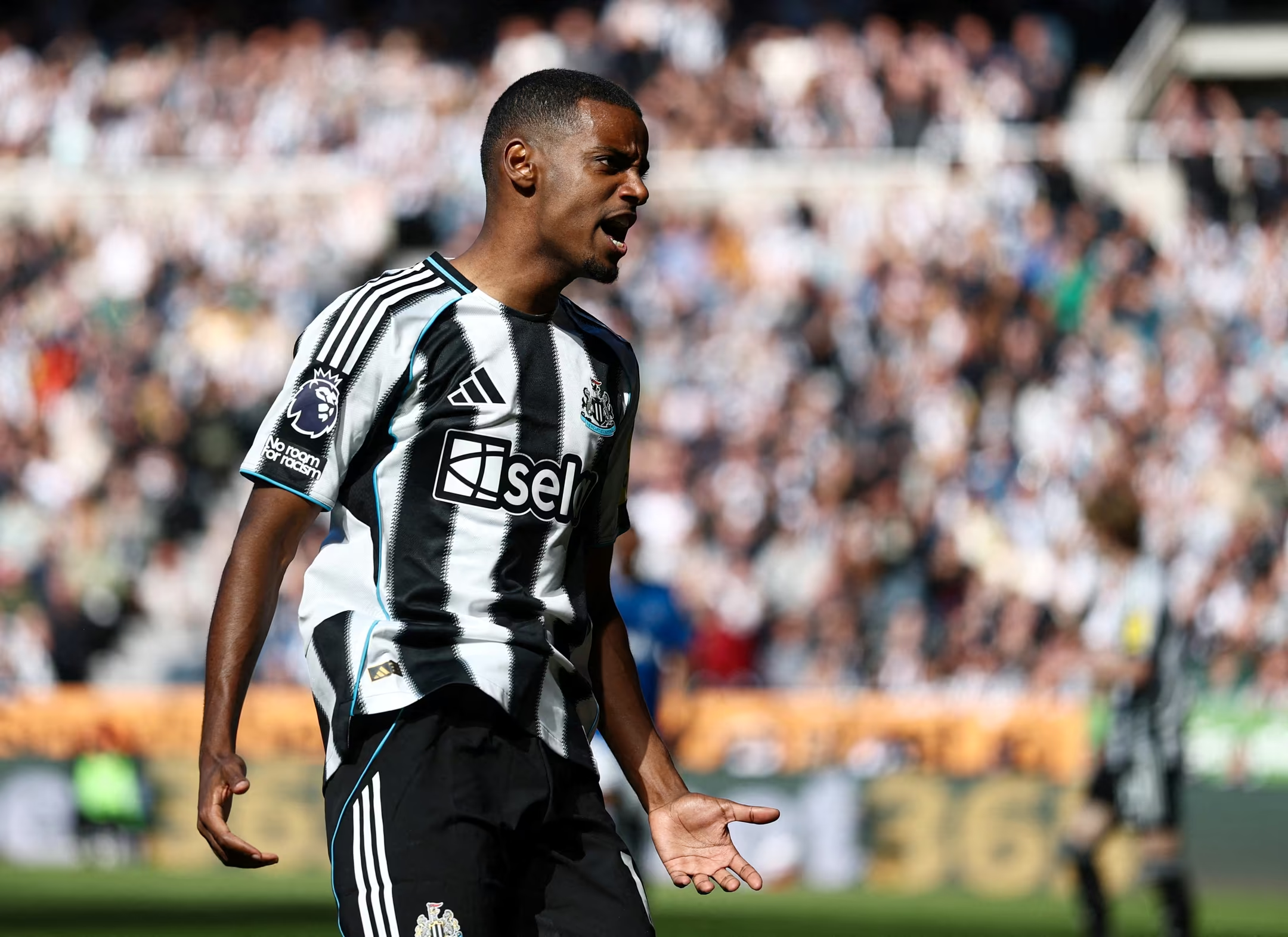Howe bekrefter at Isak ikke spiller mot Liverpool